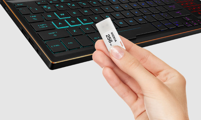 [L-U301-W032-GG4] KIOXIA TransMemory U301W 32GB White